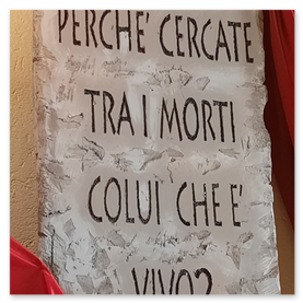 Perché cercate tra i morti colui che è vivo?