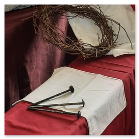 particolare del sepolcro: la corona e i chiodi