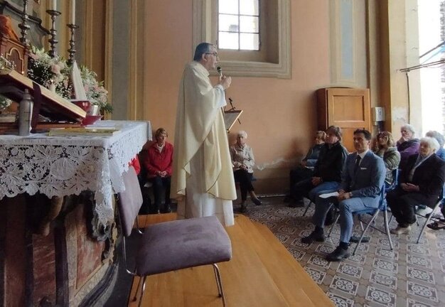 Celebrazione all'interno della Cappella di Buzzano