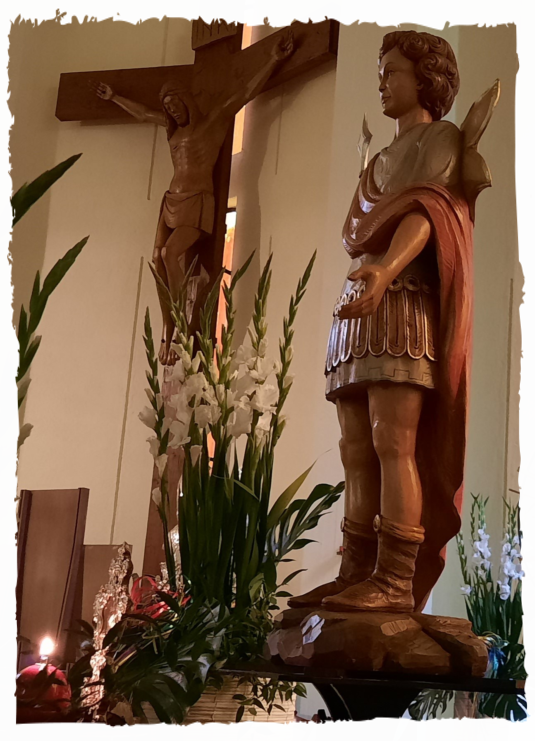 Statua in legno di S. Maurizio vista frontale con reliquia e candela